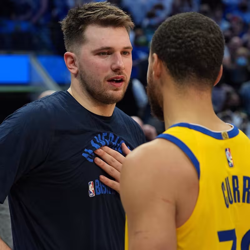 Luka Doncic y Stephen Curry, dos de los mejores bases de la NBA