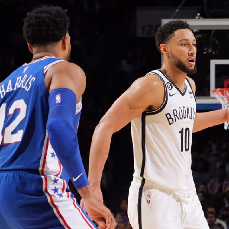 Ben Simmons, defendido por Tobias Harris