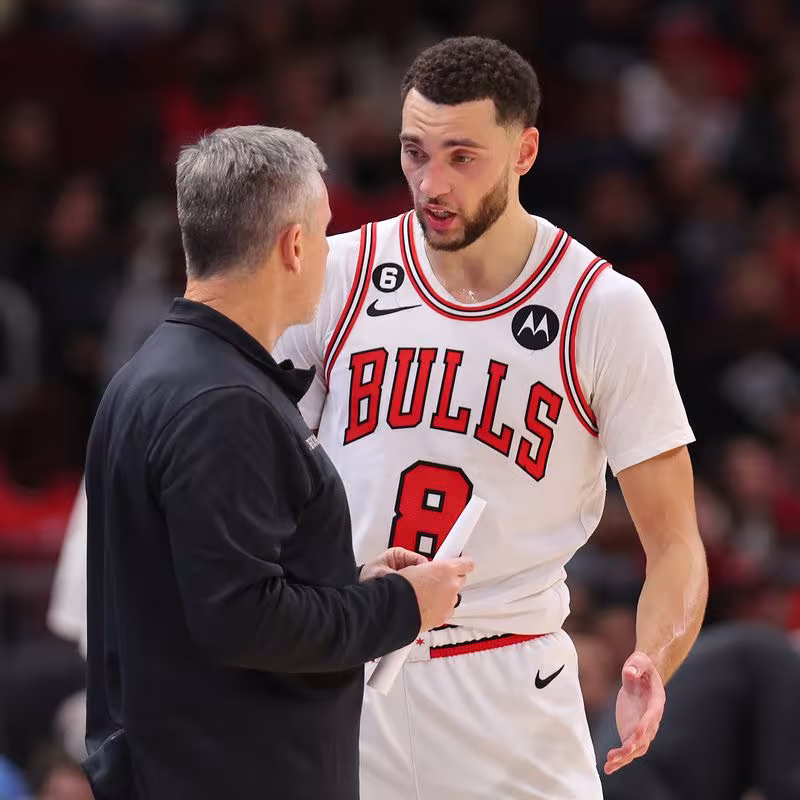 Zach LaVine, discutiendo con su entrenador Billy Donovan