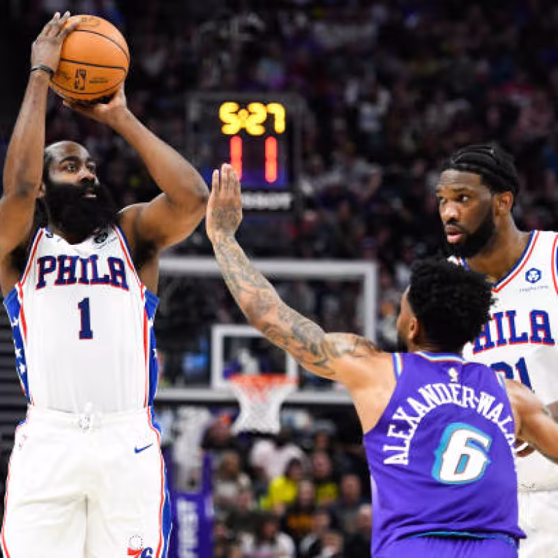 Harden y Embiid, canasta ganadora sobre Utah Jazz. Foto: gettyimages