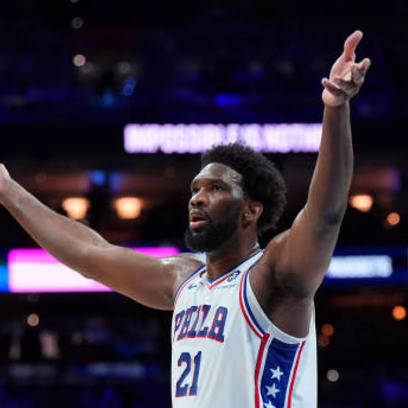 Joel Embiid gana pulso a Jokic. Foto: gettyimages