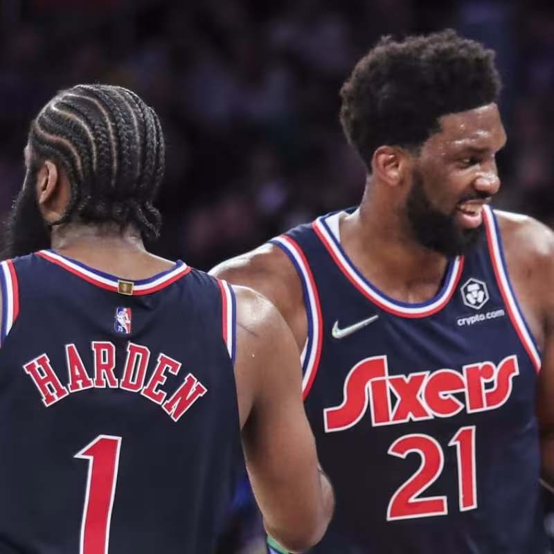 Joel Embiid y James Harden.
