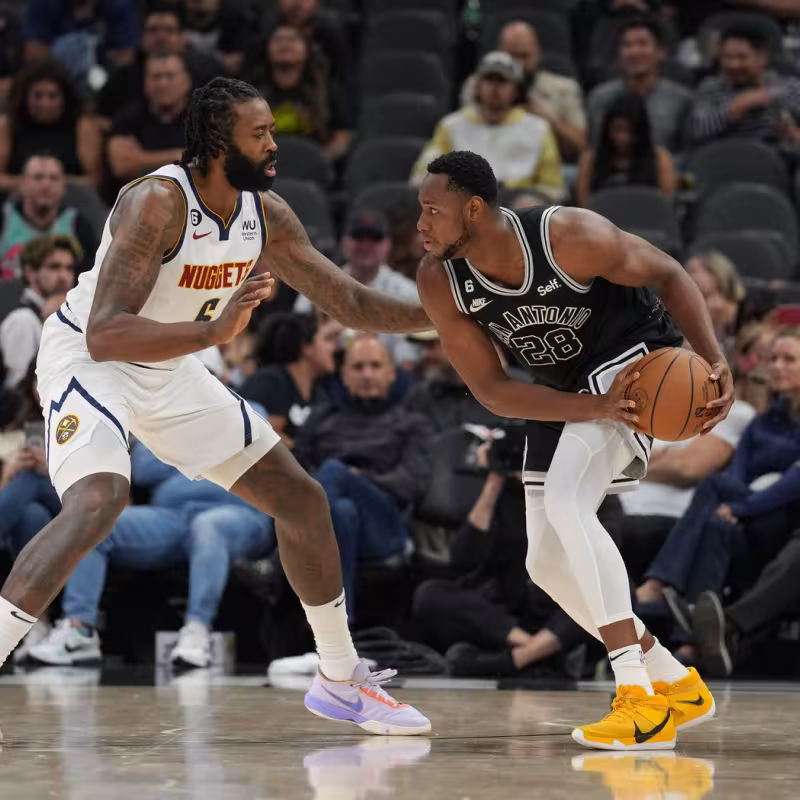 Charles Bassey, defendido por DeAndre Jordan