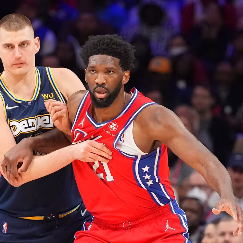 Nikola Jokic y Joel Embiid