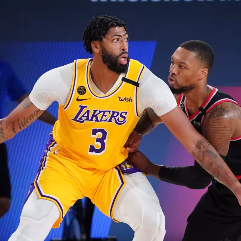 Anthony Davis, defendido por Damian Lillard