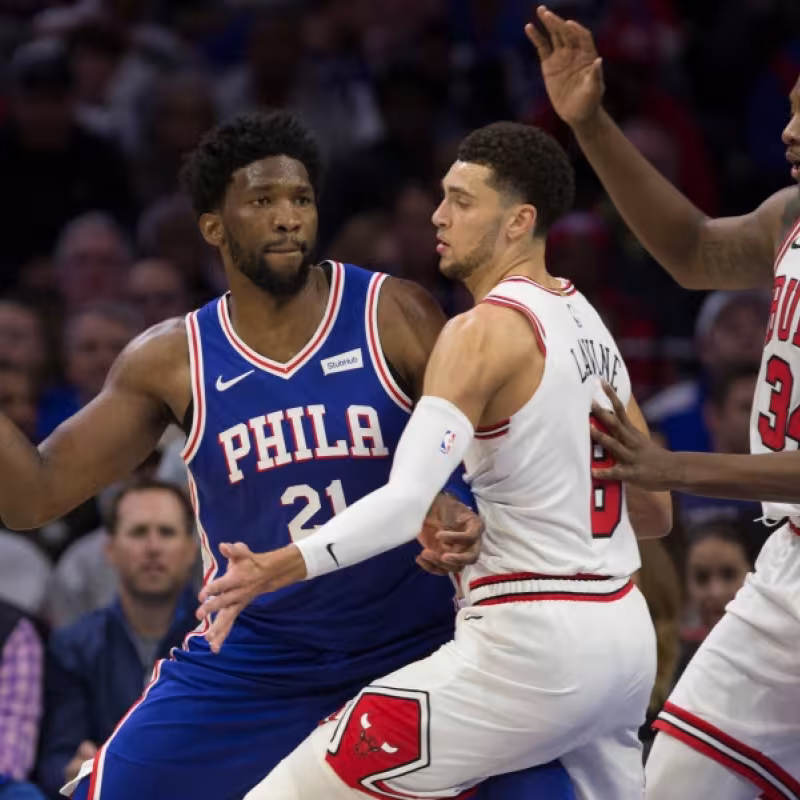 Joel Embiid, defendido por Zach LaVine