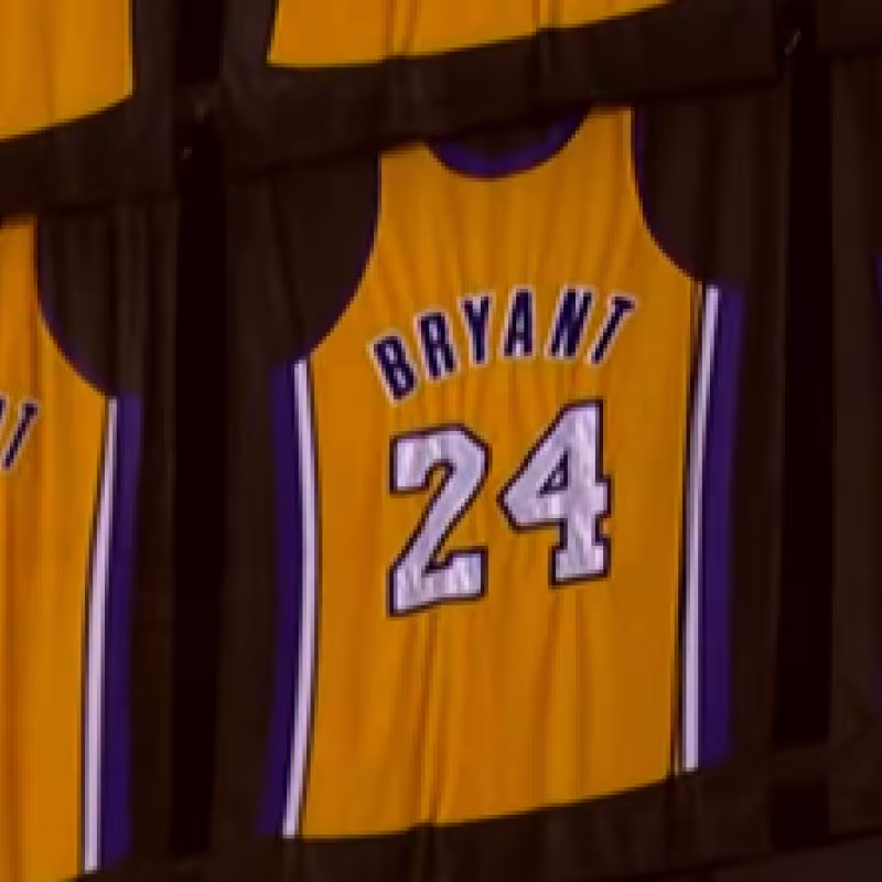 La camiseta de Pau Gasol cuelga al lado de las de Kobe Bryant. 