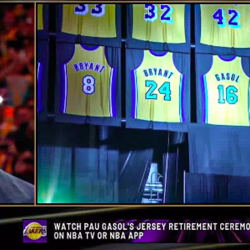 Pau Gasol, emocionado ante la retirada de su camiseta. 