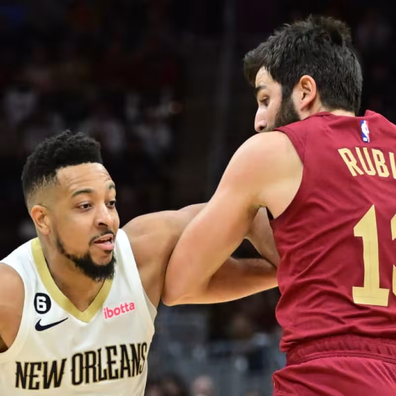 Ricky Rubio, defendiendo a CJ McCollum