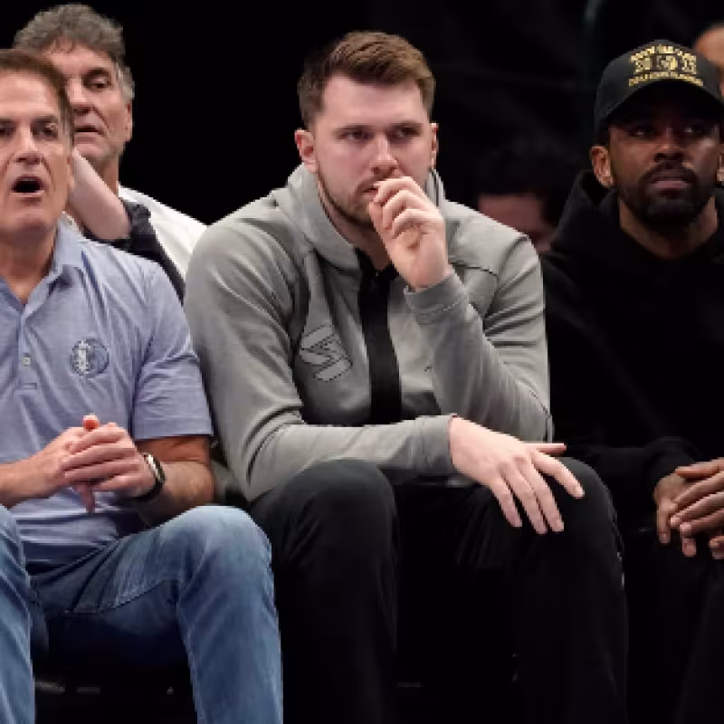 Cuban, junto a las estrellas de los Mavs Irving y Doncic. 