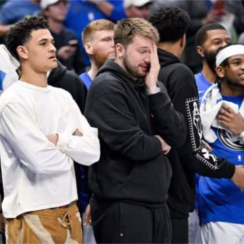 El banquillo de los Dallas Mavericks con Luka Doncic vestido de calle