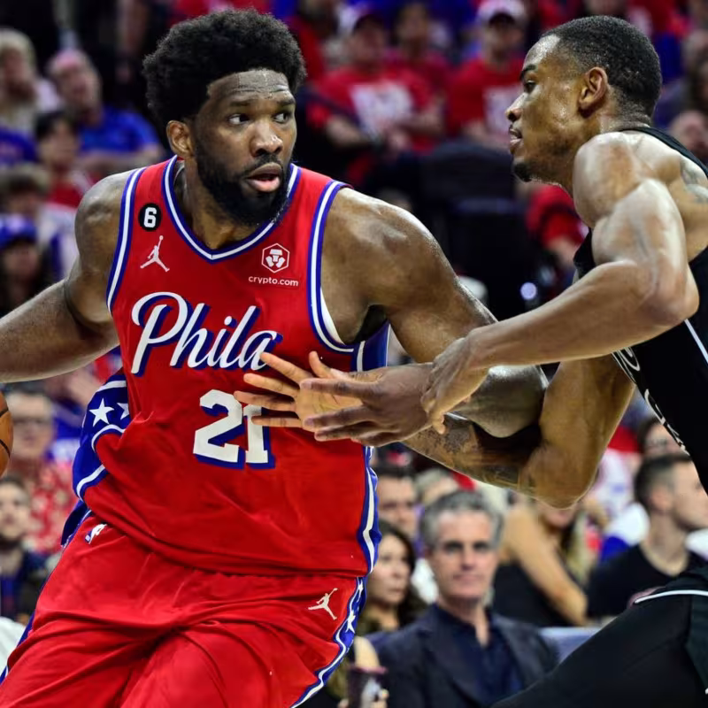 Joel Embiid, defendido por Nic Claxton