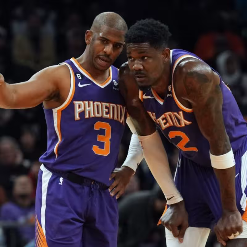 Chris Paul y Deandre Ayton