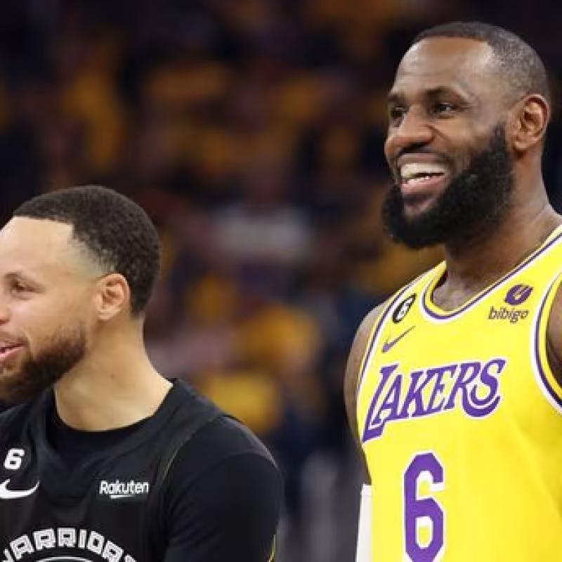 Stephen Curry y LeBron James, dos de los deportistas mejor pagados en los últimos 12 meses