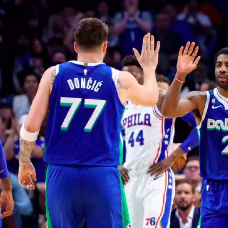 Kyrie Irving, jugador de Dallas Mavericks, junto a Luka Doncic. 