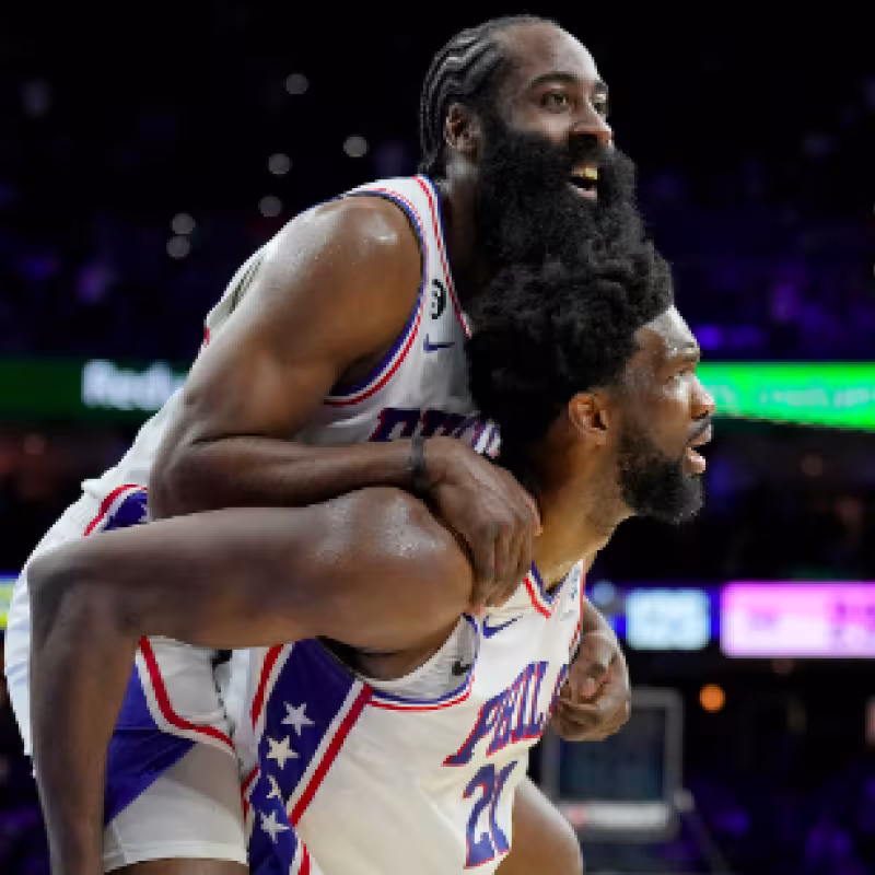 James Harden y Joel Embiid, con la camiseta de Philadelphia 76ers. 