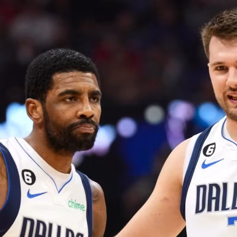 Kyrie Irving y Luka Doncic, jugadores de Dallas Mavericks.