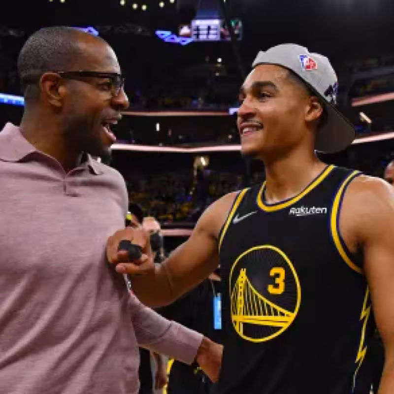 Andre Iguodala, junto a Jordan Poole, en un partido de los Warriors. 