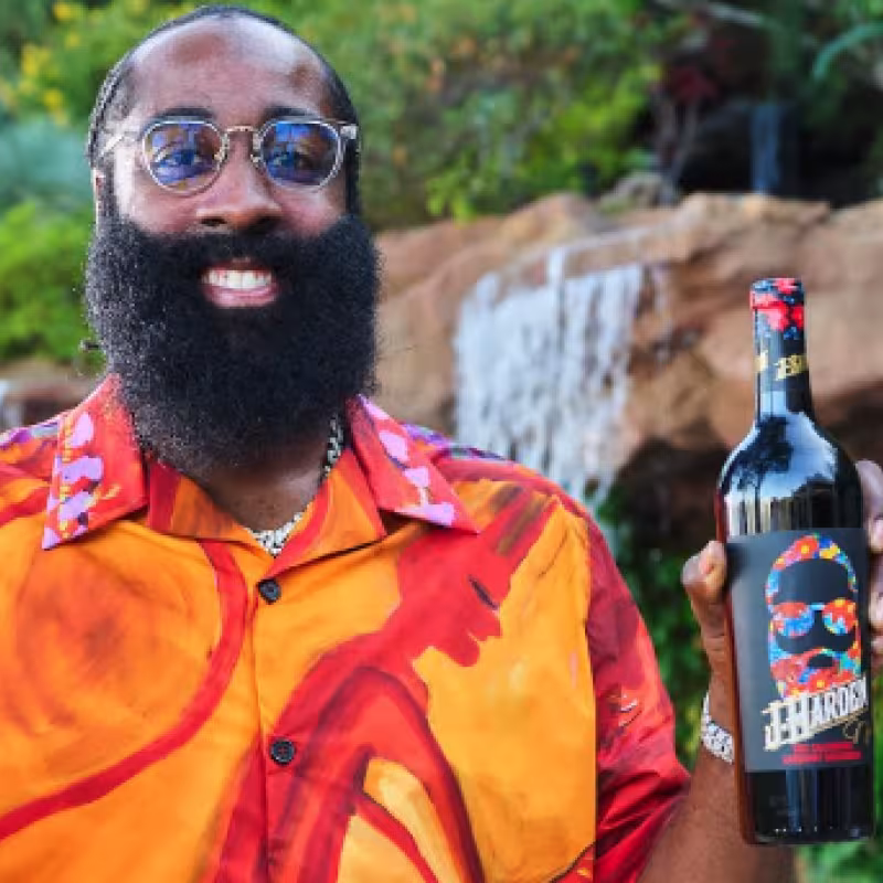 James Harden, con su vino. 