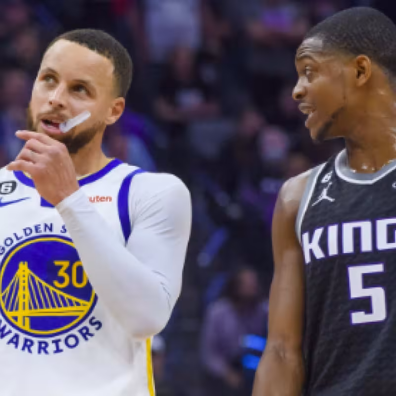 De'Aaron Fox, junto a Stephen Curry, en un Warriors-Kings. 