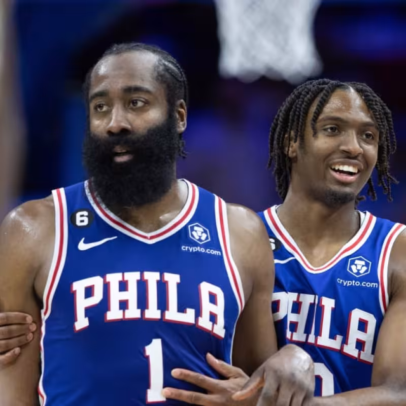 James Harden y Tyrese Maxey