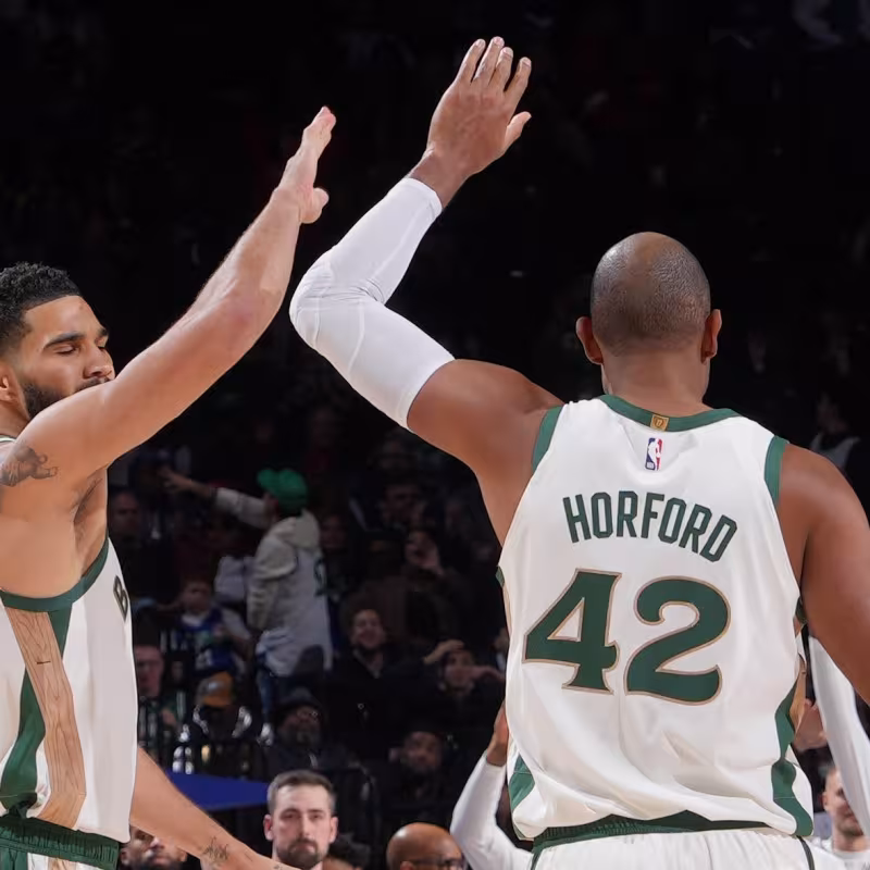 Al Horford y Jayson Tatum, jugadores de Boston Celtics.
