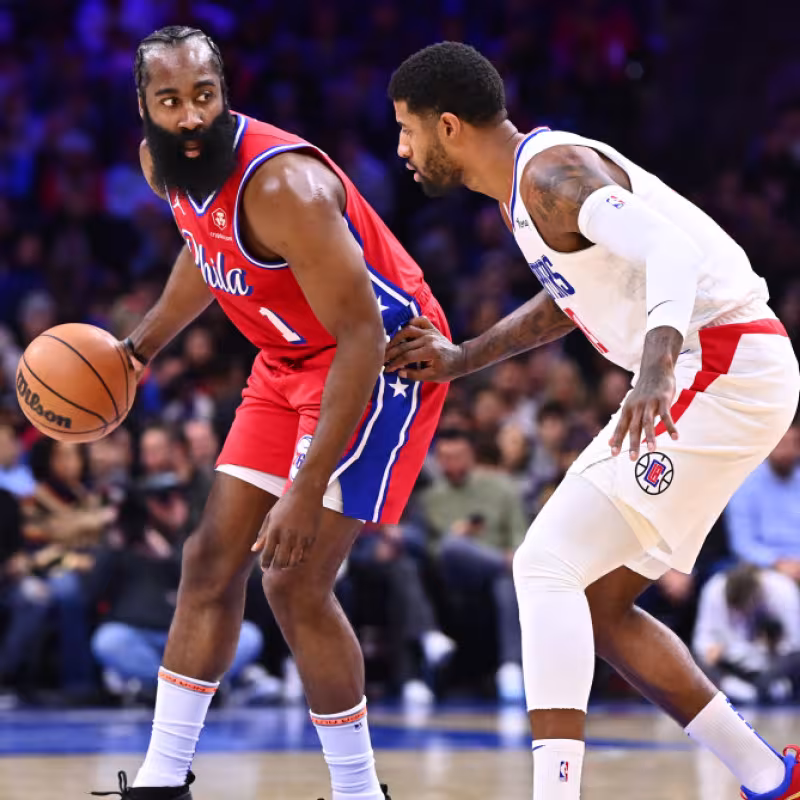 James Harden, defendido por Paul George