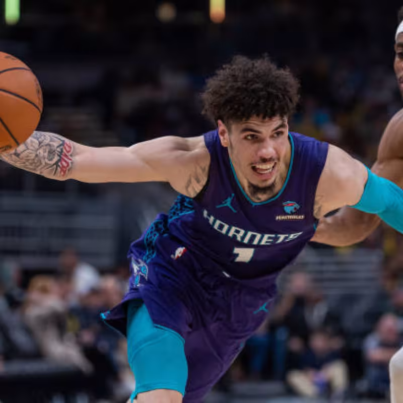 LaMelo, defensa contra Haliburton. Foto: gettyimages