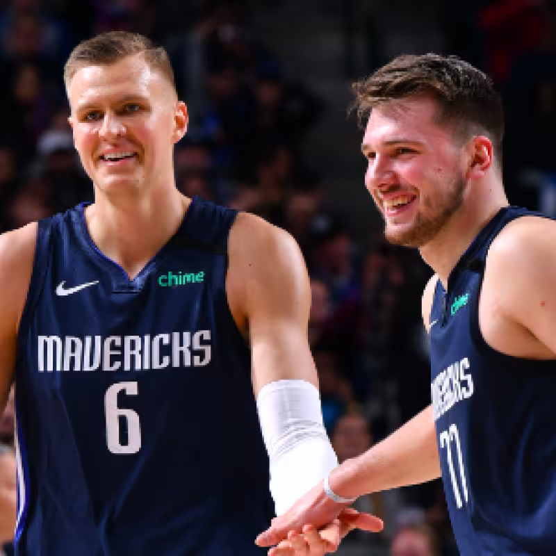 Porzingis y Doncic, en su etapa y Dallas Mavericks. 