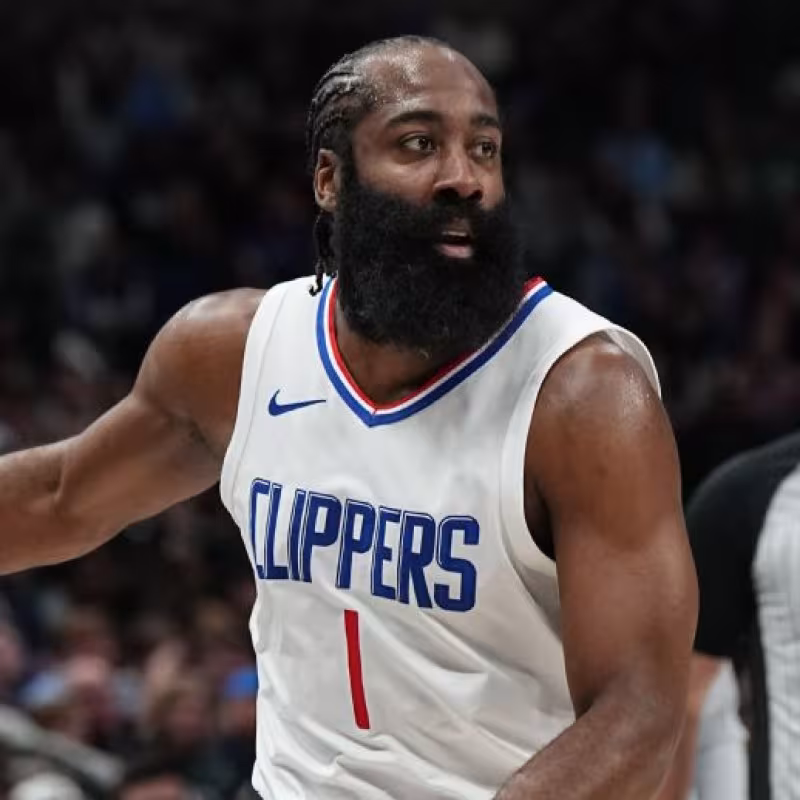 James Harden, defendido por Luka Doncic