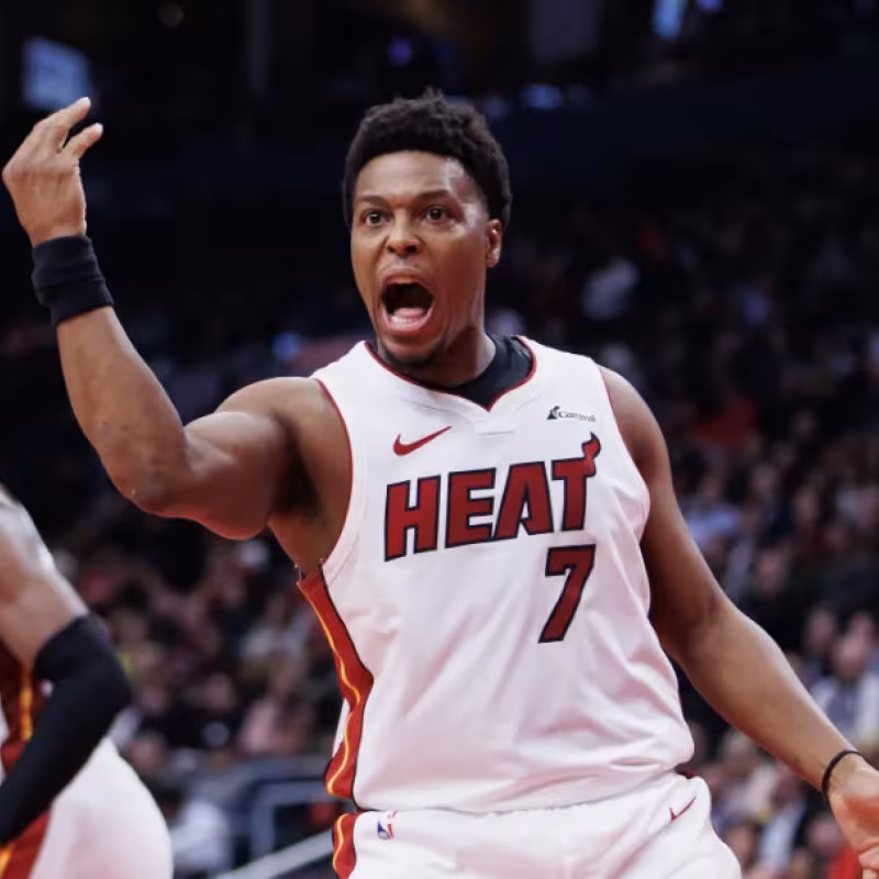 Kyle Lowry suena para los Sixers. 