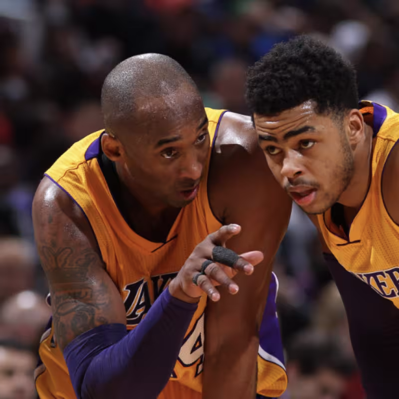D'Angelo Russell, junto a Kobe Bryant.