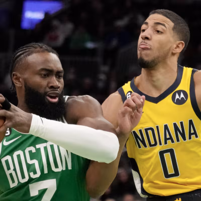 Jaylen Brown, frente a Tyrese Haliburton en un Indiana Pacers vs. Boston Celtics.