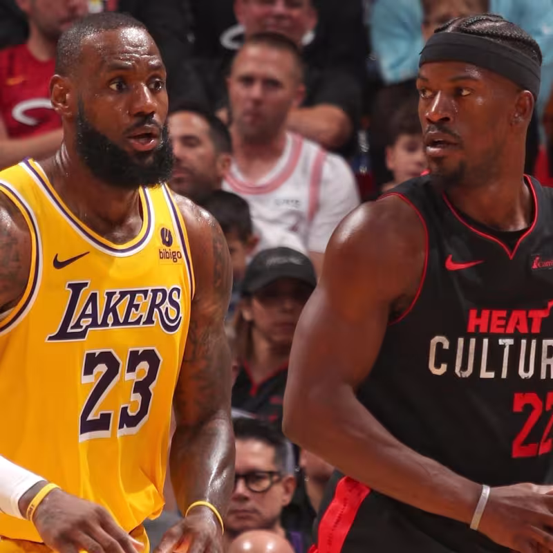 Jimmy Butler, defendido por LeBron James