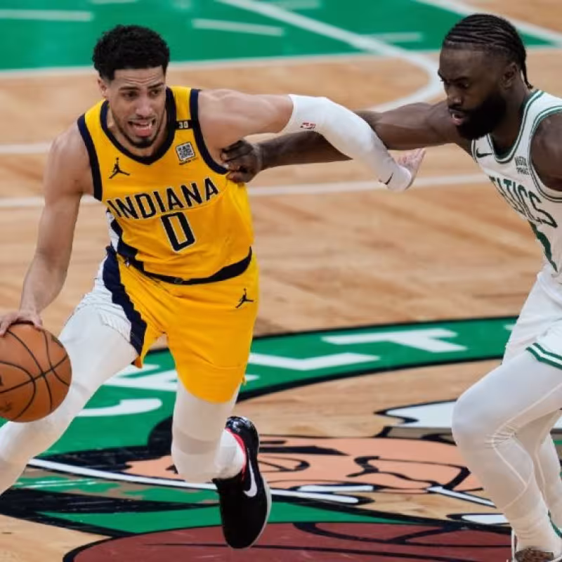 Tyrese Haliburton, defendido por Jaylen Brown