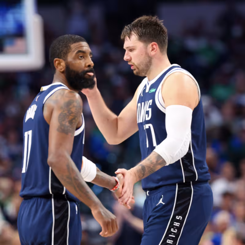 Kyrie Irving y Luka Doncic, estrellas de Dallas Mavericks. 