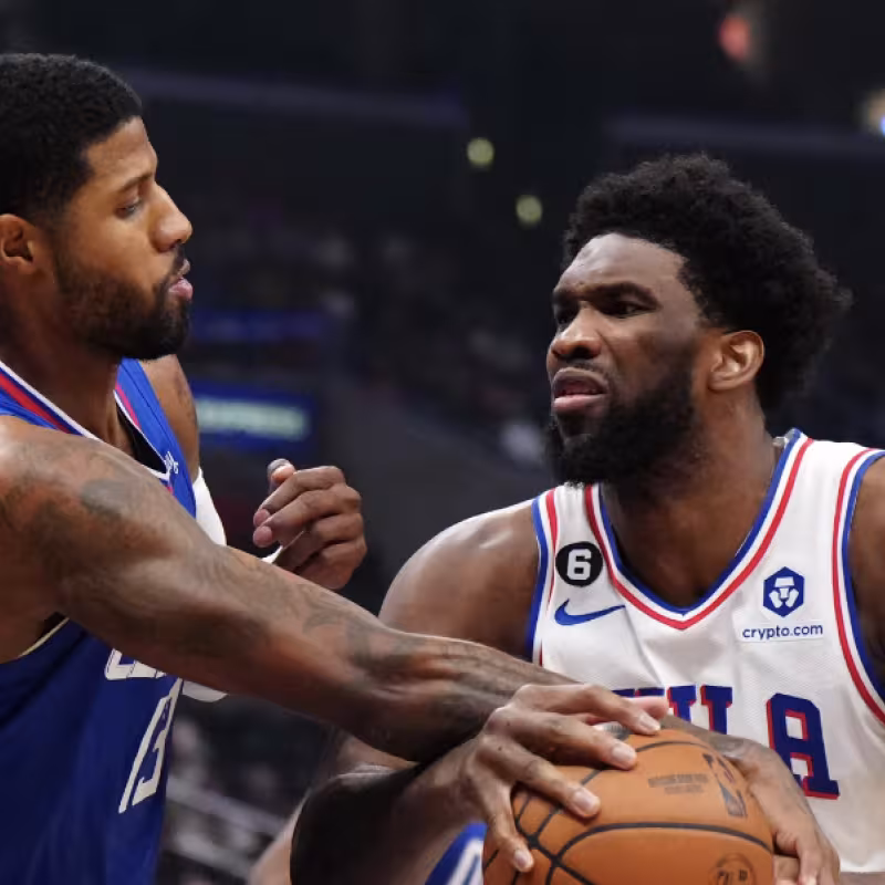 Joel Embiid, junto a Paul George. 