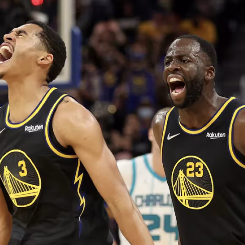 Draymond Green, estrella de Golden State Warriors, junto a Jordan Poole.