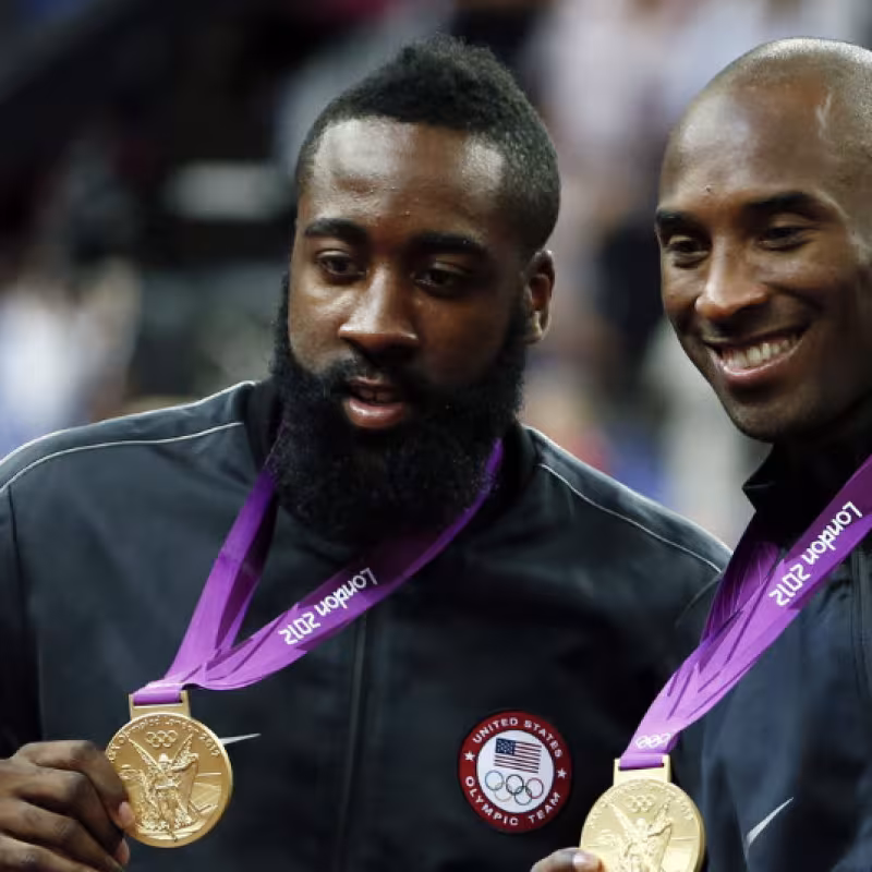 James Harden, junto a Kobe Bryant.