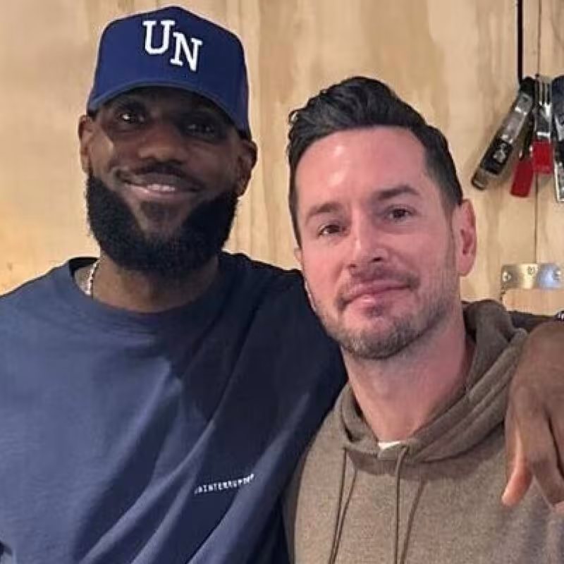 LeBron James y JJ Redick, jugador y entrenador de Los Angeles Lakers.