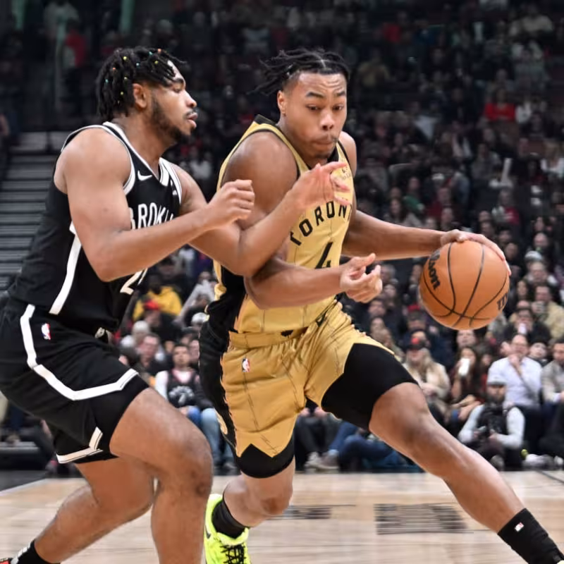 Cam Thomas, defendiendo a Scottie Barnes