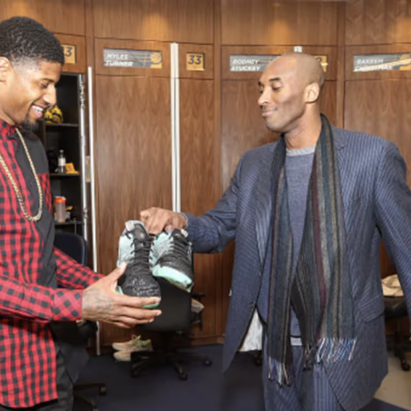 Paul George, nuevo jugador de Philadelphia 76ers, junto a Kobe Bryant