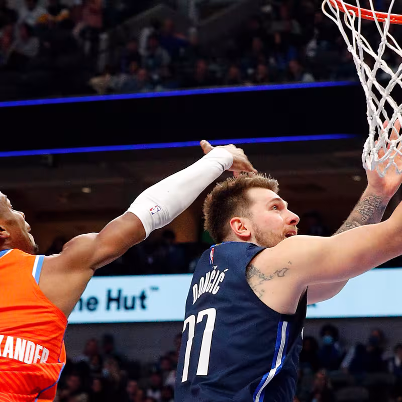 Luka Doncic, anotando sobre Shai Gilgeous-Alexander