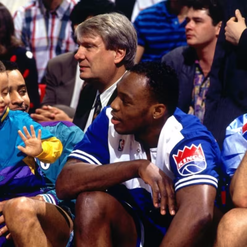 Stephen Curry, sobre las piernas de su padre Dell Curry