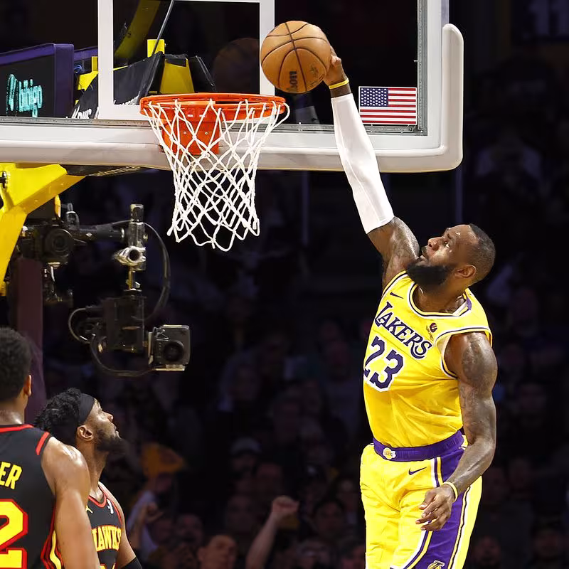 LeBron James machacando el aro en un Los Angeles Lakers - Atlanta Hawks
