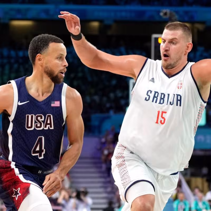 Nikola Jokic, defendiendo a Stephen Curry