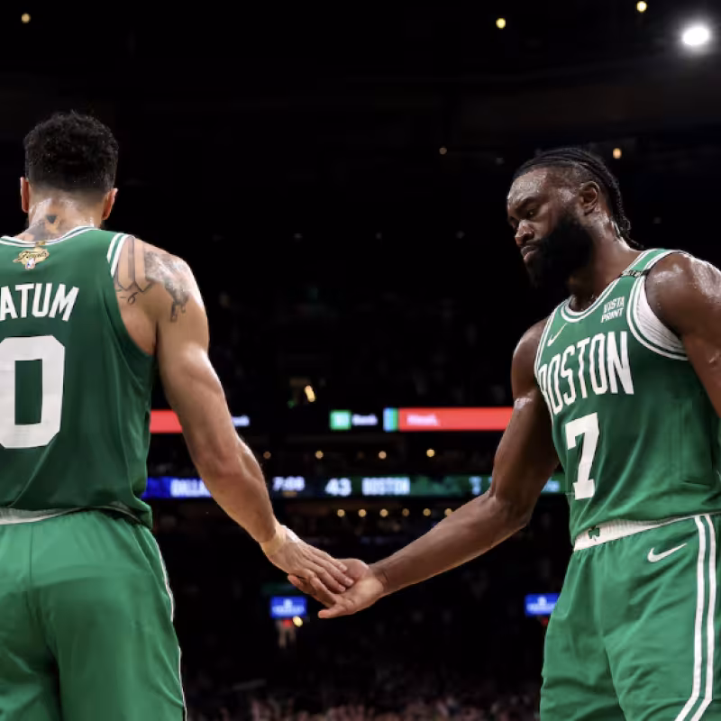 Jayson Tatum y Jaylen Brown, estrellas de Boston Celtics. 