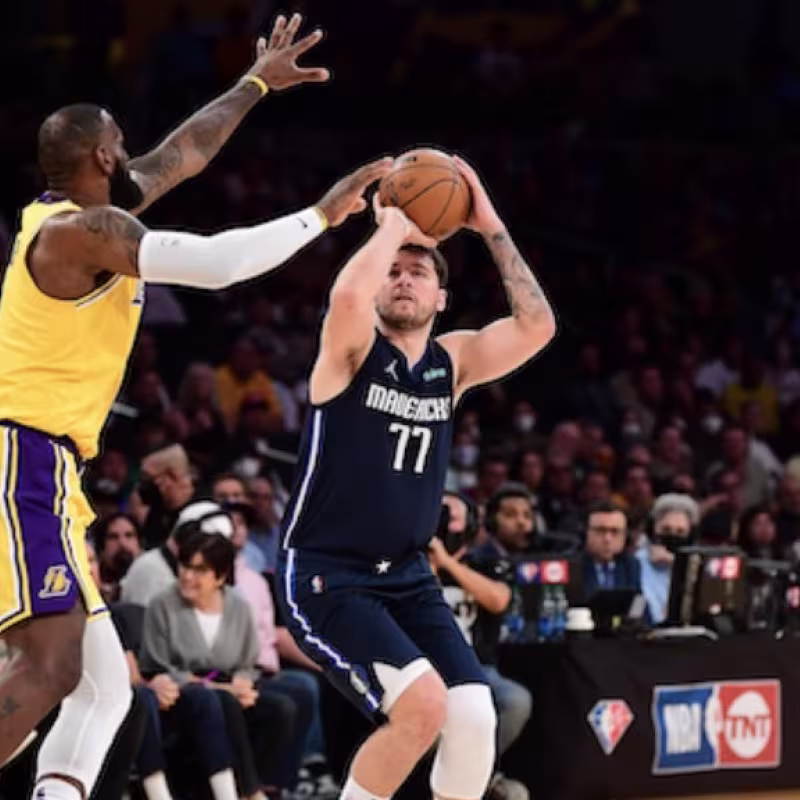 LeBron James, frente a Luka Doncic, 2 estrellas NBA infrapagadas.