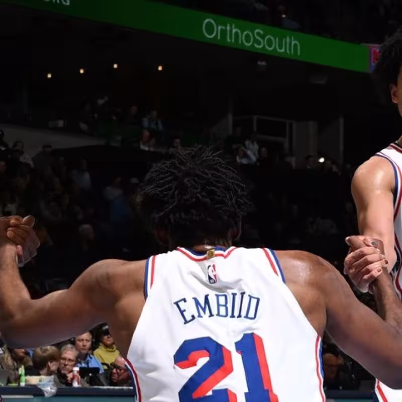 Tyrese Maxey, Joel Embiid y Jared McCain, jugadores de Philadelphia 76ers.