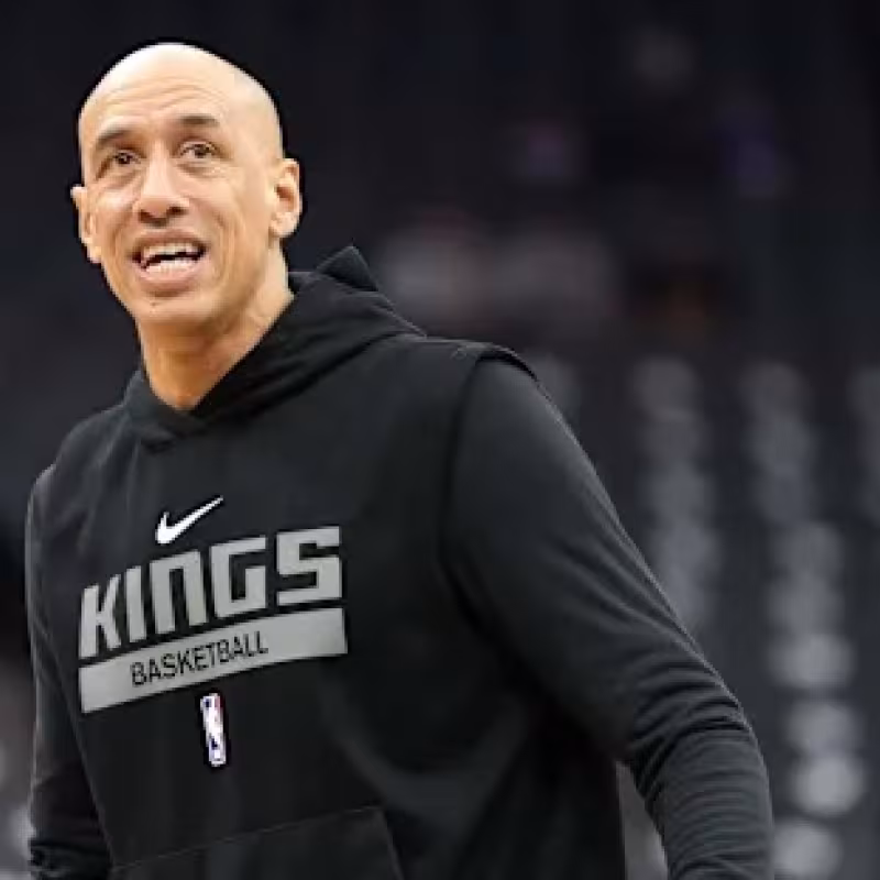Doug Christie, entrenador interino de Sacramento Kings.